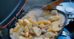 Video: Zapečené brambory s camembertem - Vaření na rybách #1