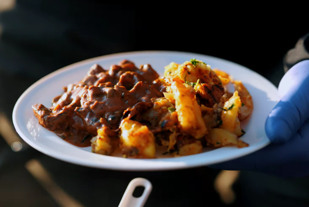 Video: Hovězí Stroganov s americkými bramborami - Vaření na rybách #2